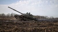 Російський танк переїхав легковика: загинули двоє чоловіків та дитина (ВІДЕО)