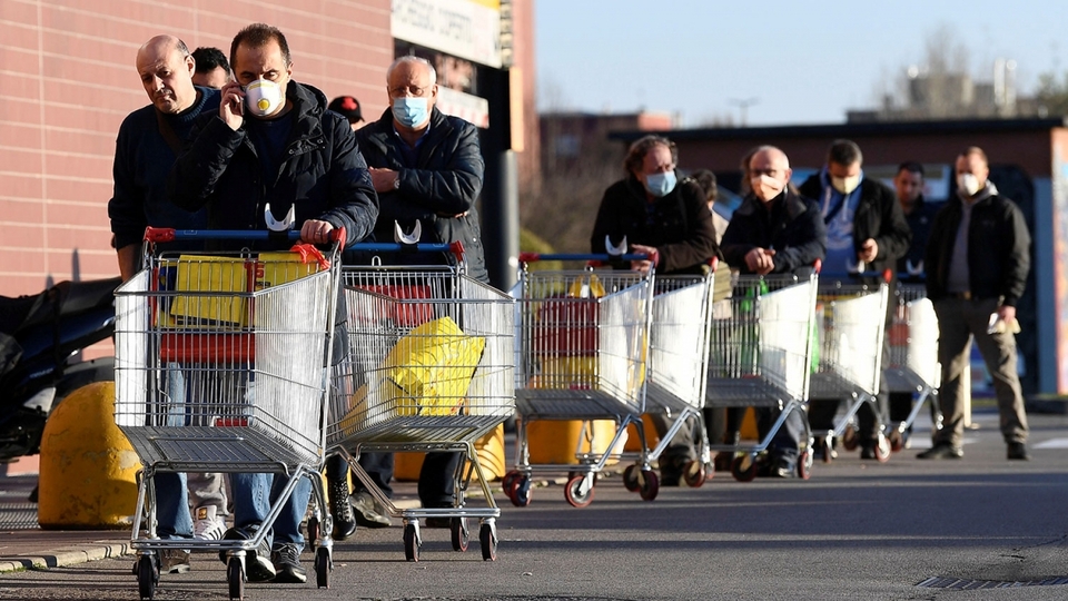 Так європейці ідуть у супермаркети. Приклад того, як треба поводитись у громадських місцях — маска та відстань між людьми. Так Європа готується до ізоляції. Джерело «Газети.Ru».