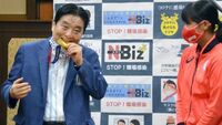 Мер японського міста вкусив золоту медаль чемпіонки. Її тепер замінять