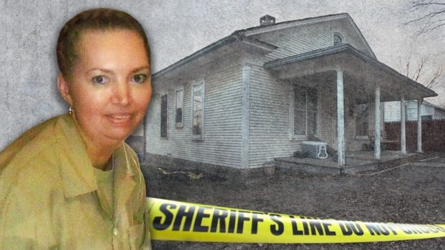Ліза Монтгомері на тлі будинку своєї жертви Боббі Джо Стіннетт. Джерело - REUTERS.