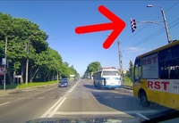 Пасажири, тремтіть! У Рівному відразу два автобуси рушили на червоний (ВІДЕО)