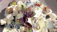 Поживний та водночас дієтичний салат із виноградом: легкий рецепт на святковий стіл