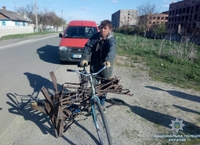 Чоловік у Костополі намагався велосипедом перевезти вкрадені балконні перила (ФОТО)