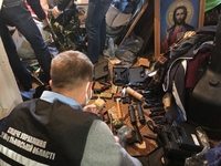 «Ікони, пістолети та гранати», — священник із Львівщини організував торгівлю зброєю через Інтернет