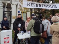 «Там хоч підписи справжні» - у Варшаві провели референдум щодо анексії посольства росії
