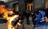 Біля Офісу президента чоловік облився бензином і підпалив себе (ФОТО/ВІДЕО)