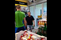 «Ukrainiec, k**wa je***ny!»: поляк у Кракові ні за що образив працівника з України (ВІДЕО)
