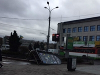 У центрі Рівного «кружляє» агітаційний щит, а на Київський – огорожа сміттєвого майданчика (ФОТО)