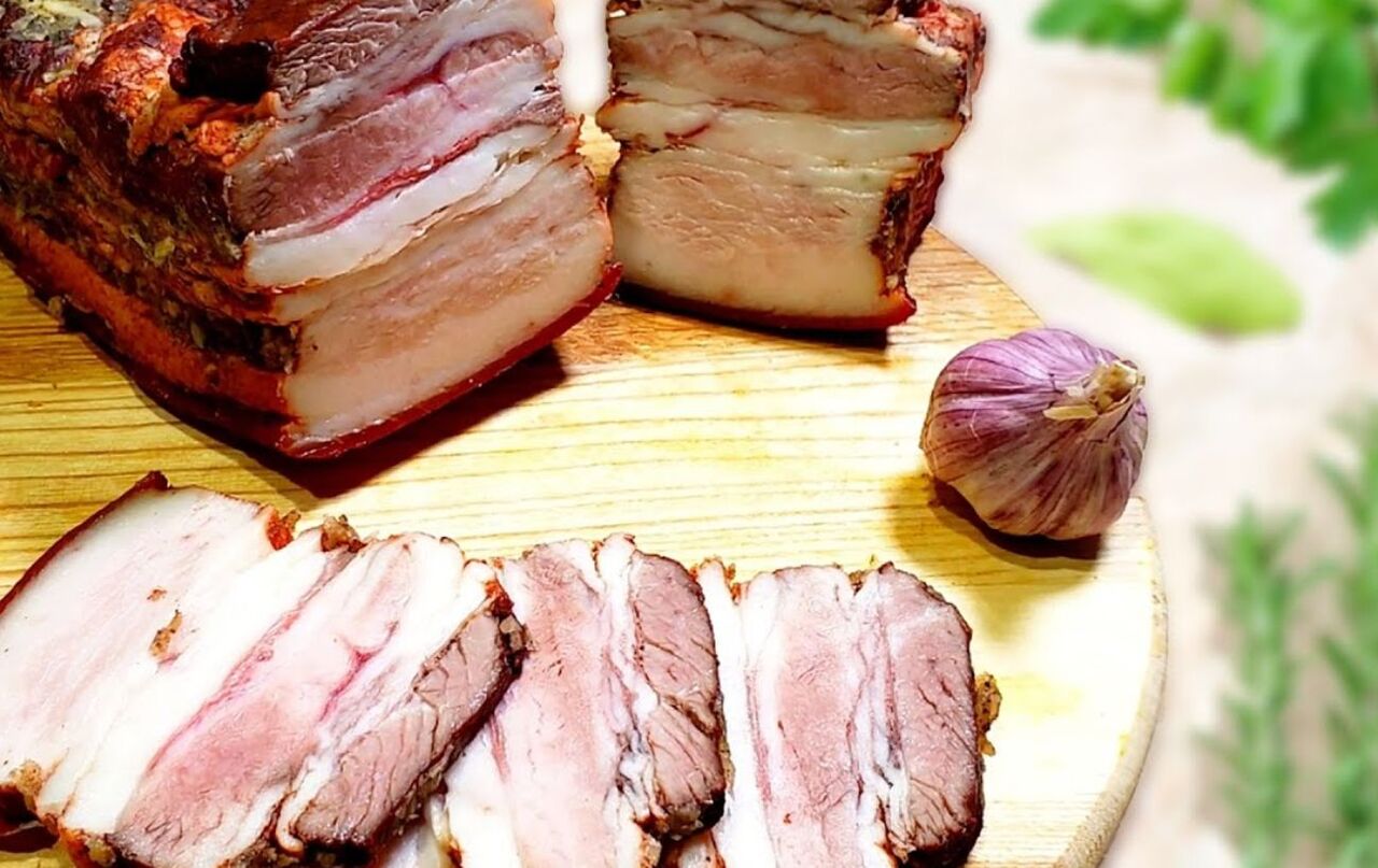 Гості думали, що це сало копчене, а я просто зварила його в цибулі: Готове за 20 хвилин