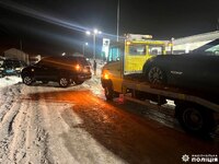 На півночі Рівненщини двоє водіїв намагалися власноруч зупинити вантажівку з лафетом, яку заносило: Є постраждала