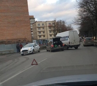 ДТП на вулиці Степана Бандери: зіткнулися бус і легковик (ФОТО)