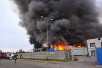 Не виходьте на вулицю: Терміново повідомили про загрозу забруднення повітря через пожежу у Варковичах