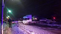 Вантажівка протаранила шлагбаум та зупинилася на коліях: у поліції повідомили деталі аварії з потягом у Дубні (ФОТО/ВІДЕО)