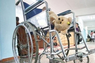 Зауважують, що втікач, як виглядає, забрав з собою й інвалідне крісло, яке належить лікарні. Тобто, фактично, здійснив ще й крадіжку