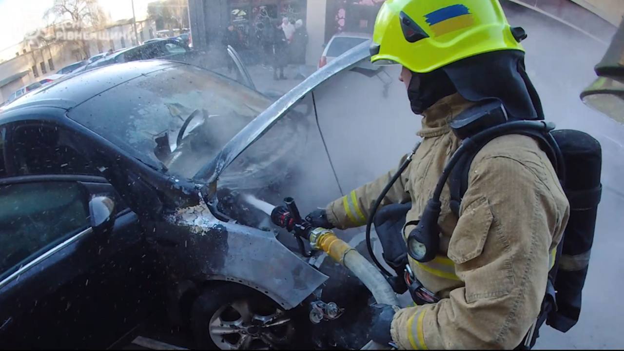 Пожежа на Київській у Рівному: фахівці встановлюють причини загоряння авто (ВІДЕО)
