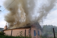 15 вогнеборців рятували дерев'яний будинок у Рівному (ФОТО/ВІДЕО)