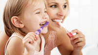 Помилка в чищенні зубів, яка провокує карієс та пожовтіння емалі – поради стоматолога 