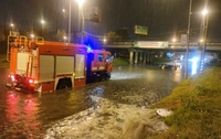 Івано-Франківськ: із затопленого під час зливи авто довелося рятувати людей (6 ФОТО/ВІДЕО)