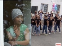 Діти у Рівному влаштували концерт під вікнами лікарні на 10-річчя Дарини (ВІДЕО)