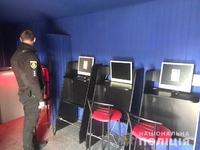 «Пускали лише обраних»: у Здолбунові поліцейські викрили підпільний гральний заклад (ФОТО)