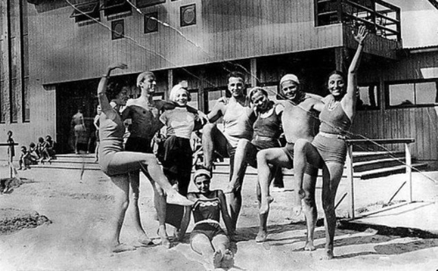 Золота молодь Рівного 30-х років: ще одне фото за участі Зузани Гінчанки (вона крайня справа)