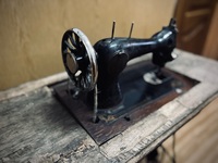 На ній шили форму для вояків УПА: до Костопільського музею передали старовинну швейну машинку (ФОТО)