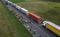 Україна готує евакуацію водіїв вантажівок з польського кордону