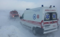 Сім карет швидкої допомоги витягували із заметів на Рівненщині