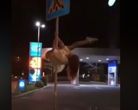 Танцівниця біля «Мототреку» залізла на дорожній знак для розкрутки? (ФОТО/ВІДЕО)