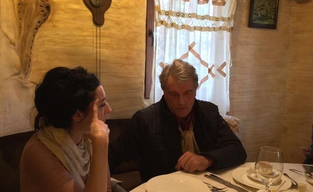 Ющенко в гостях у Мосійчука: розмовляє з його дружиною Ганною