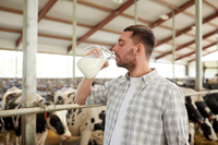 Молоко з під корови чи з магазину: яке справді корисне для здоров'я