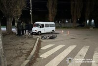 Юнак на мотоциклі потрапив під мікроавтобус у Рівному (ФОТО)
