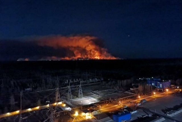 Пожежа в Чорнобильській зоні, вид з об'єкта "Укриття". Фото з мережі