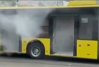 Чоловік кинув коктейль Молотова у тролейбус. Там були люди (ВІДЕО) 