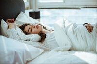 Як заснути та виспатися у спеку без кондиціонера: 12 лайфхаків