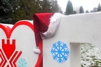 У Рівному шапки Діда Мороза одягнули навіть букви 