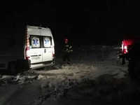 Дорогою до пацієнта «швидка» загрузла у снігу на Рівненщині (ФОТО)

