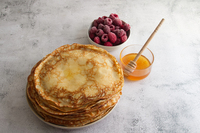 Додаю в тісто секретний інгредієнт і випікаю по 2 хвилини: рецепт млинців, які аж просвічуються