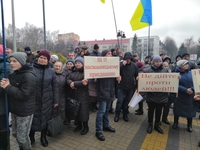 Сотні людей пікетують Рівненську облдержадміністрацію (ФОТО)