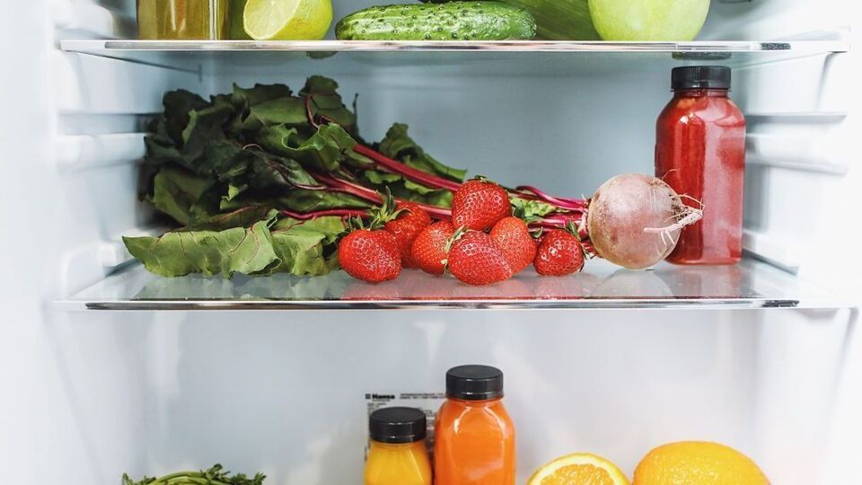 Тримати молоко та яйця в дверцятах холодильника — найпоширеніша помилка: Як зберігати продукти