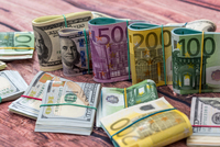 Коли під час обміну валюти в українців можуть конфіскувати долари та євро просто на касі