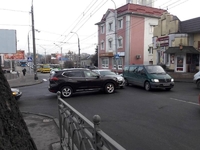 Виїжджав з другорядної: ДТП біля мосту ускладнила рух (ФОТО/ВІДЕО)