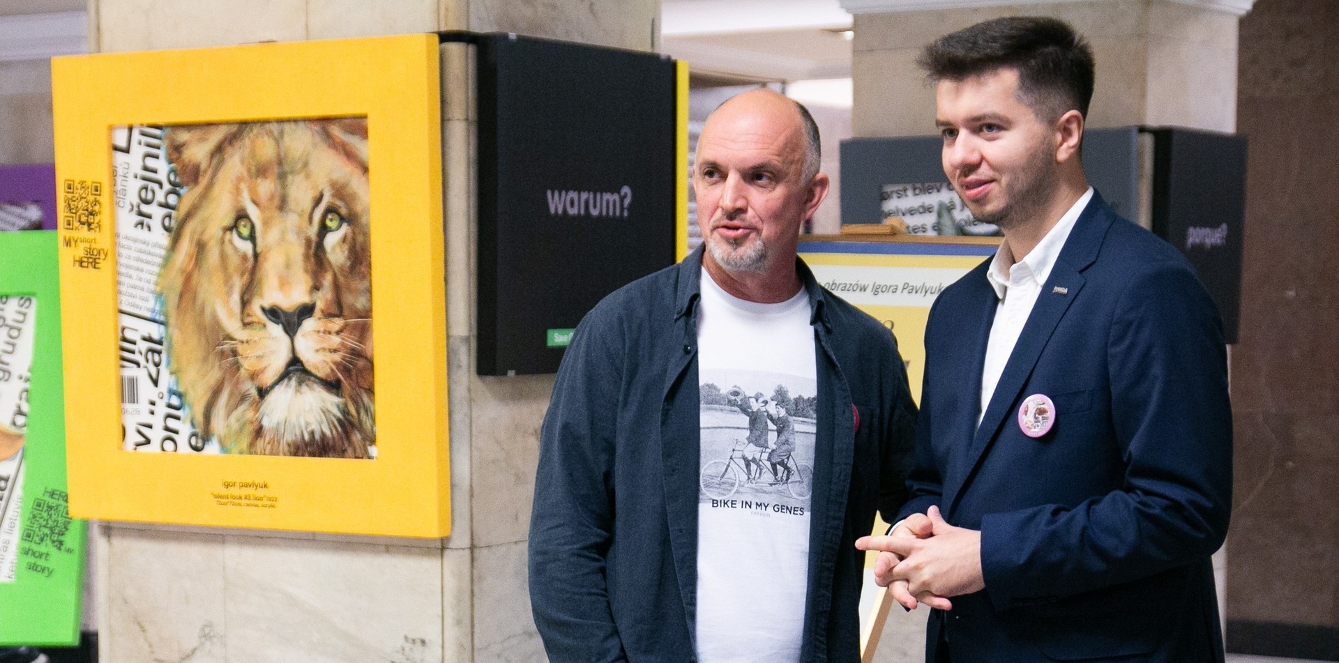 Autor obrazów Igor Pavlyuk wraz z Wiceprezesem Fundacja PANDA Jakubem Krzemińskim