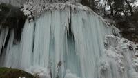 У Румунії замерз унікальний термальний водоспад