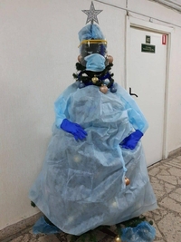 В масці та рукавичках: у київській лікарні ялинку нарядили в «коронавірусний» костюм (ФОТО)