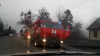 Дві пожежні машини гасять житловий будинок поблизу Рівного (ВІДЕО)