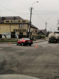 Від удару відірвало колесо: у Рівному легковик зіткнувся з бензовозом (ФОТО)