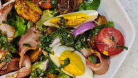 Салат з молодою картоплею і беконом: виходить, як страва з ресторану (РЕЦЕПТ)