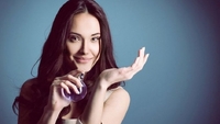 Аромати успішних жінок: 3 парфуми, які обожнюють жінки з достатком
