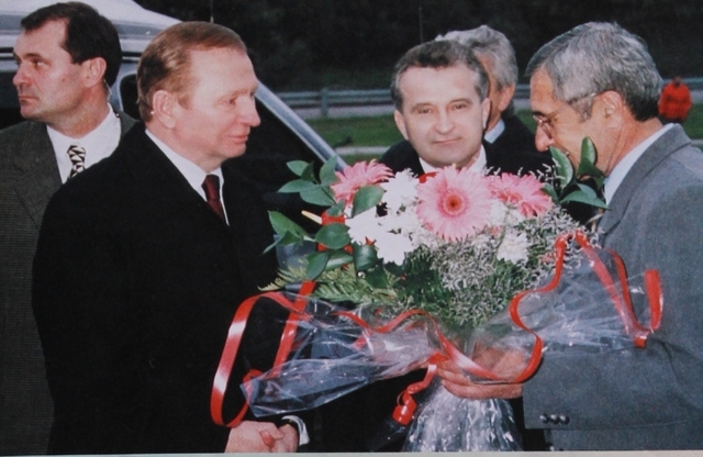 Микола Сорока в центрі і дивиться на вас. Зліва -- Кучма, справа той, хто міг стати кращим Президентом України -- Кирпа